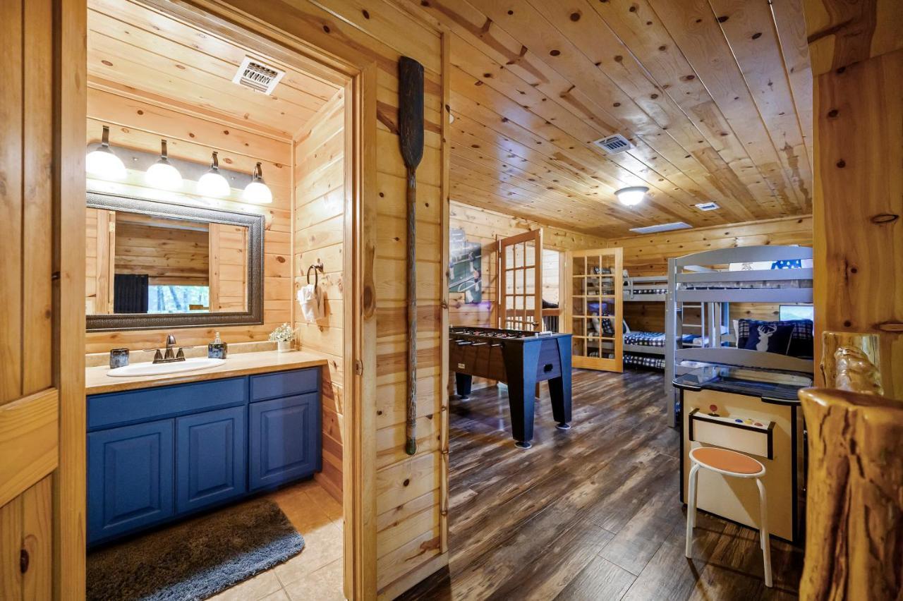 Hickory Bear Cabin: Pines, Hot Tub & Family Fun Broken Bow Exterior photo
